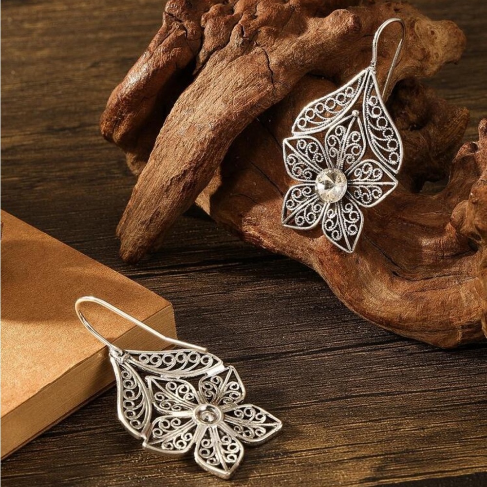 Elegant Silver Filigree Earrings - Picture 2 of 3